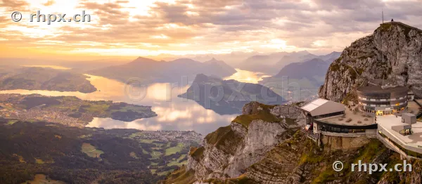 Blick vom Pilatus auf den Vierwaldstättersee und die Berglandschaft im Morgenlicht