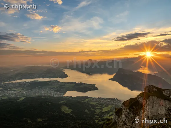 Blick vom Gipfel des Pilatus auf den Vierwaldstättersee bei Sonnenuntergang