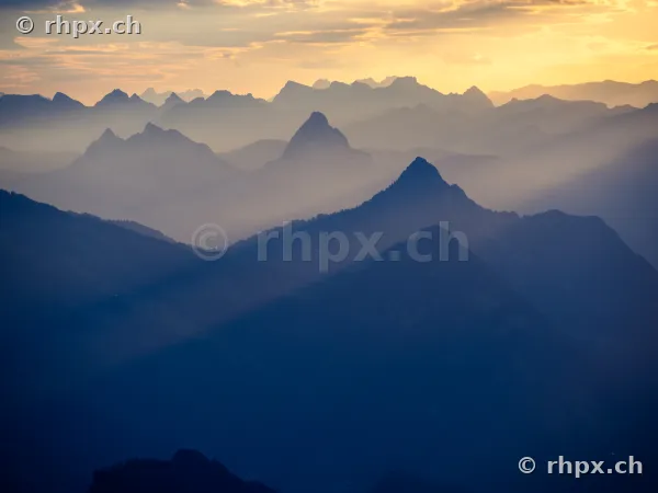 Blick auf die Silhouette der Pilatuskette im sanften Abendlicht