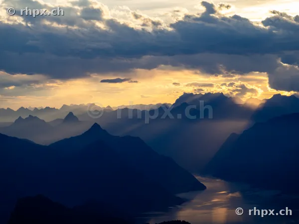Blick auf die Silhouette des Pilatus und den Vierwaldstättersee bei Sonnenuntergang