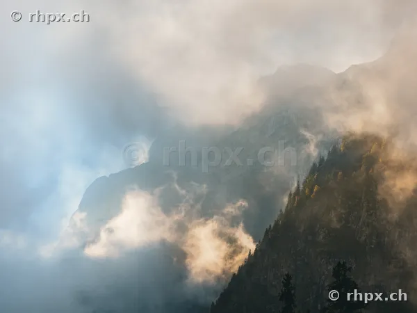 Blick auf die nebligen, wolkenverhangenen Felswände und Waldpartien des Pilatus
