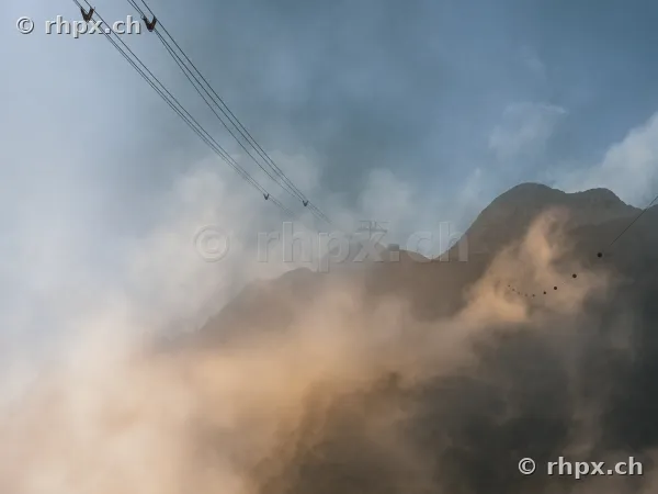 Blick auf die Seilbahnkabel, die im Nebel am Pilatus verschwinden