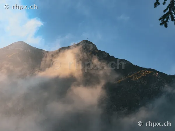 Der in Nebel gehüllte Gipfel des Pilatus im Abendlicht