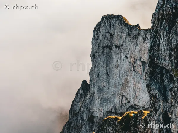 Steile Felswand am Pilatus, umgeben von dichtem Nebel.