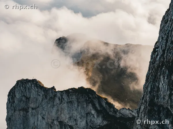 Felsformationen des Pilatus in dichtem Nebel und Wolken