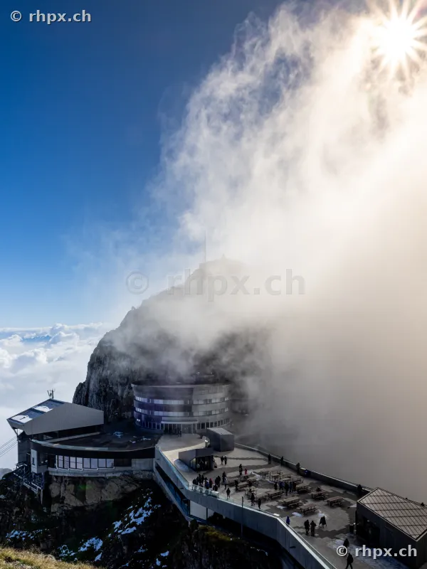 Blick auf die Gipfelbauten am Pilatus Kulm bei teilweise bewölktem Himmel