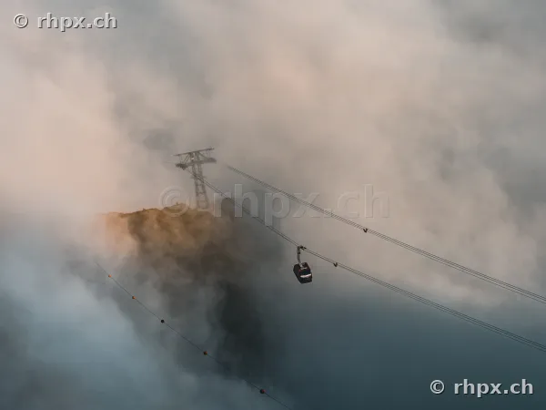 Seilbahnkabine am Pilatus, umgeben von dichtem Nebel und Felsformationen