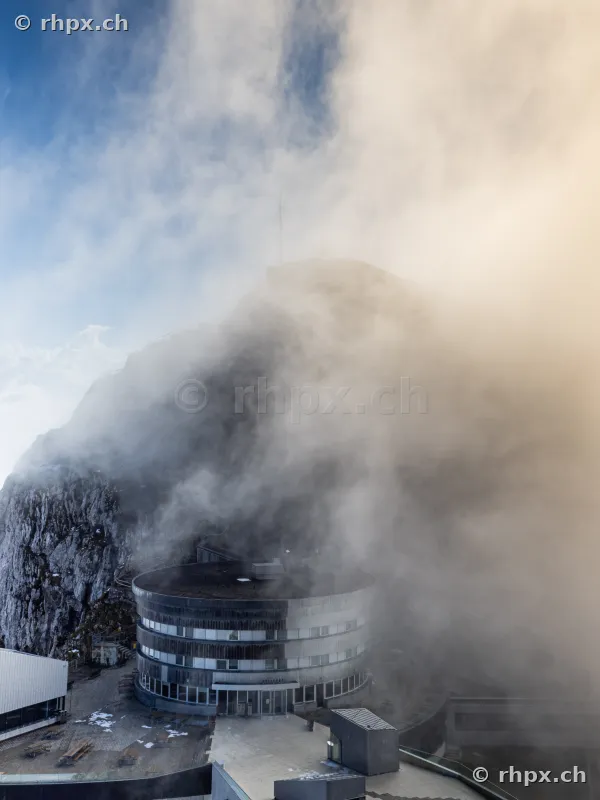 Blick auf das Hotel Pilatus-Kulm mit dichtem Nebel am Gipfel