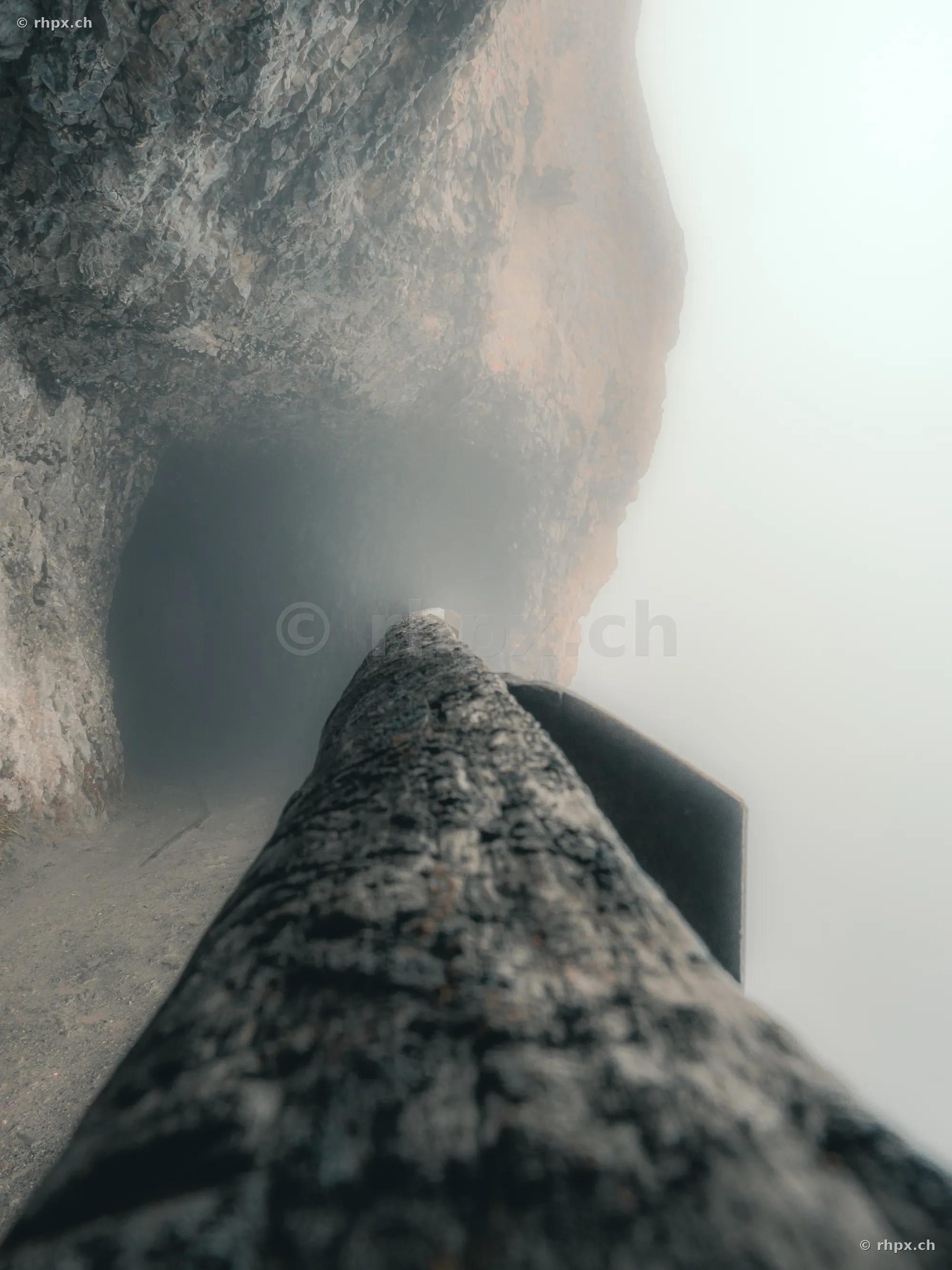 Blick in den dunklen Eingang der Drachenhöhle am Pilatus bei dichtem Nebel