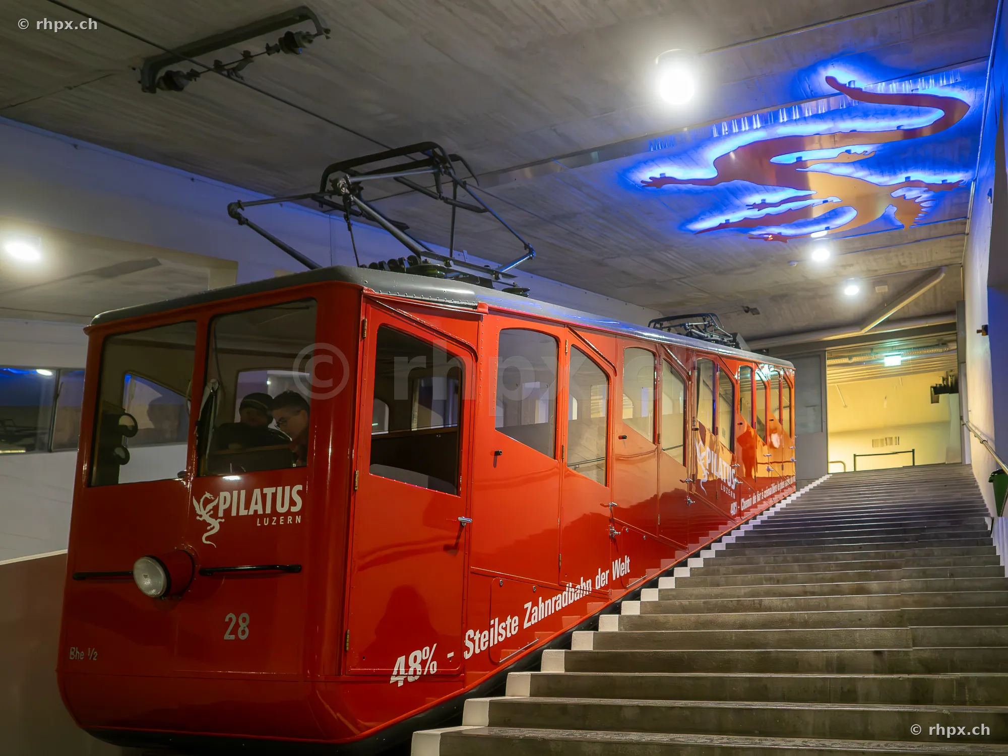 Roter Wagen der Pilatus-Zahnradbahn in einer unterirdischen Station