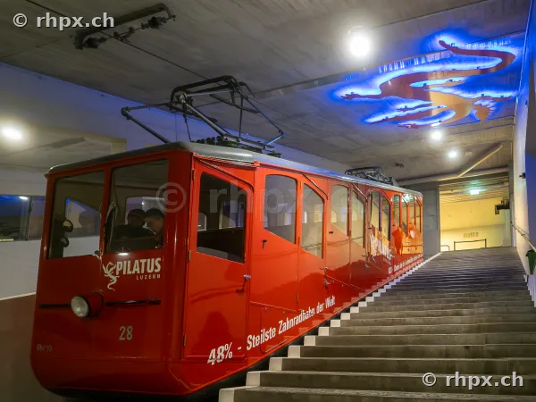 Roter Wagen der Pilatus-Zahnradbahn in einer unterirdischen Station