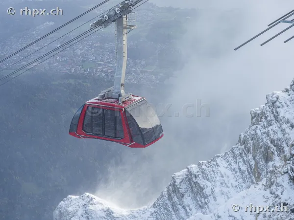 Rote Luftseilbahn am Pilatus in einer nebligen Berglandschaft