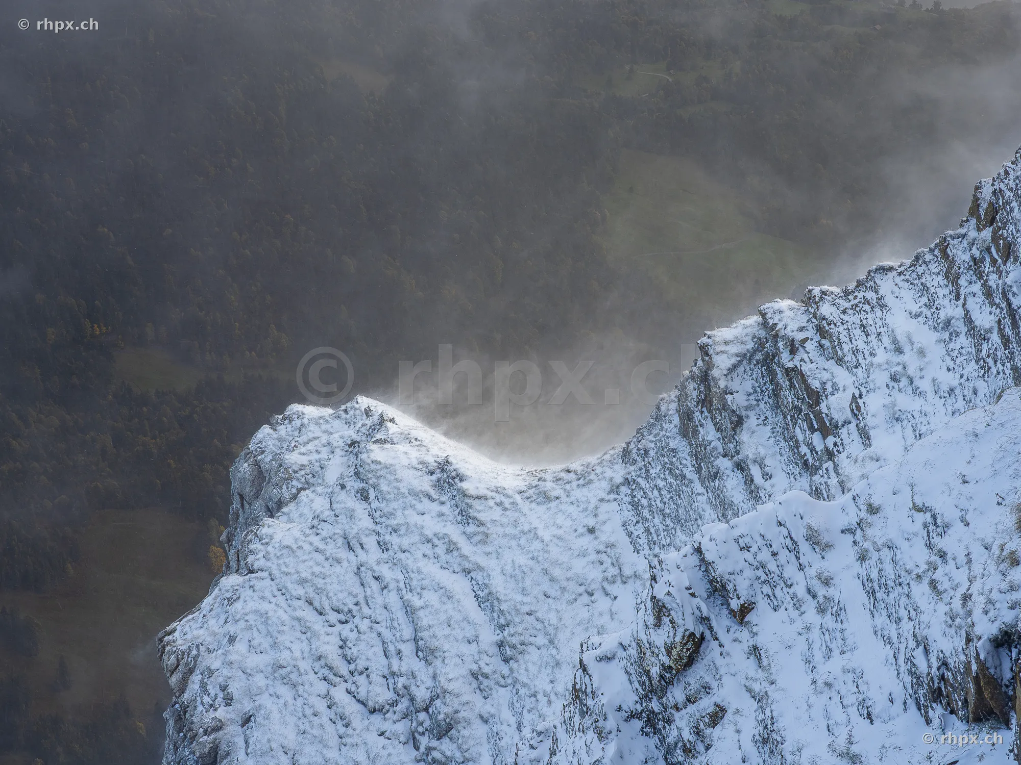 Verschneiter Felsgrat am Pilatus mit aufziehendem Nebel