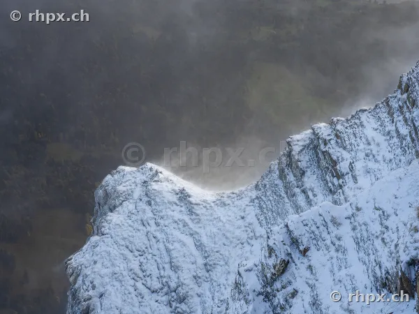 Verschneiter Felsgrat am Pilatus mit aufziehendem Nebel