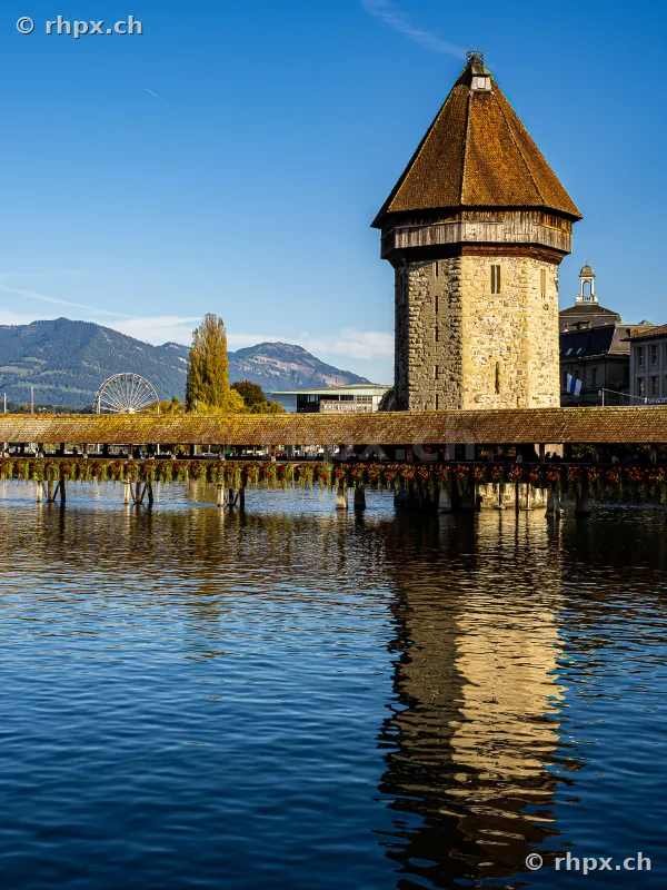 Wasserturm der Kapellbrücke in Luzern mit Spiegelung in der Reuss