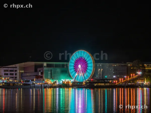 Beleuchtetes Riesenrad am Luzerner Seebecken vor dem KKL bei Nacht