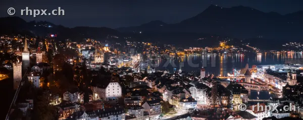 Nächtlicher Blick auf die Stadt Luzern mit Reuss, Kapellbrücke und dem Vierwaldstättersee.
