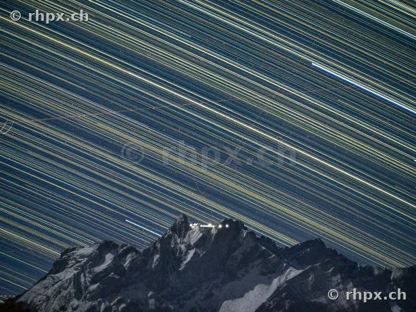 Sternspuren über der Bergkette des Pilatus in der Nacht