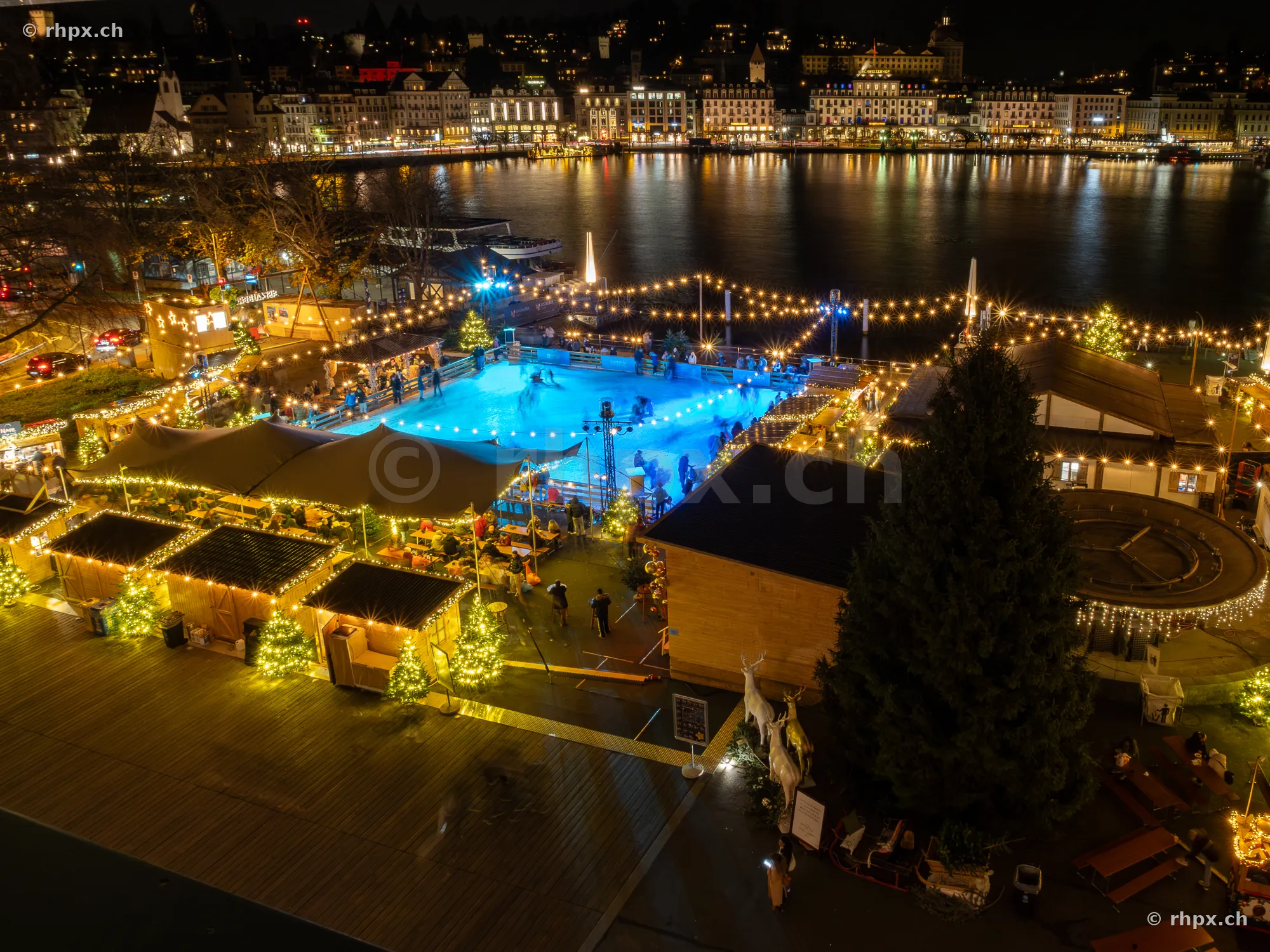 Nächtliche Ansicht der Eisbahn am Luzerner Seebecken mit Weihnachtsbeleuchtung