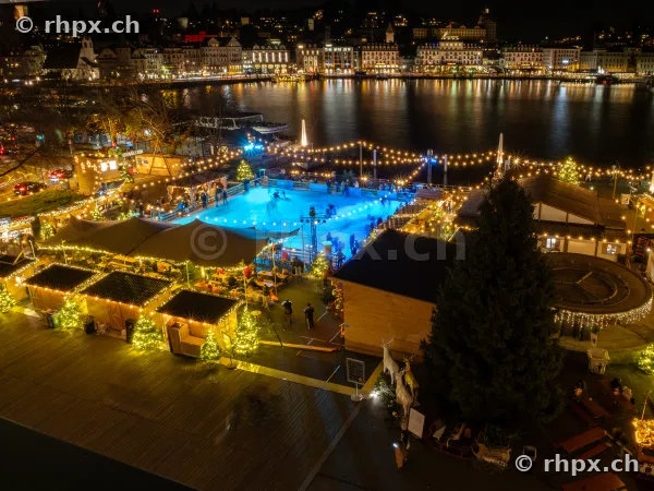 Nächtliche Ansicht der Eisbahn am Luzerner Seebecken mit Weihnachtsbeleuchtung