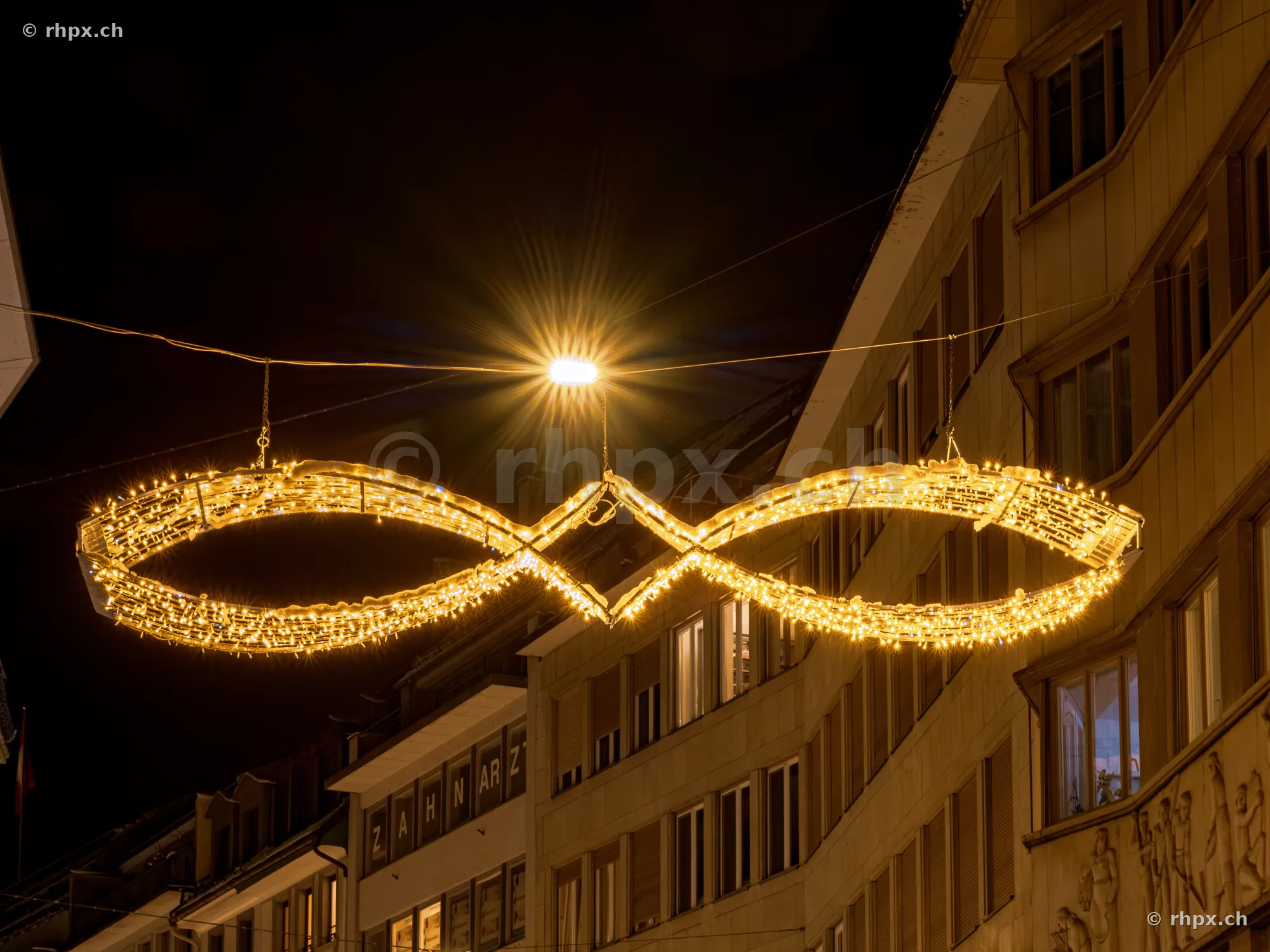 Leuchtende weihnachtliche Strassendekoration in Form einer Unendlichkeitsschleife in Luzern