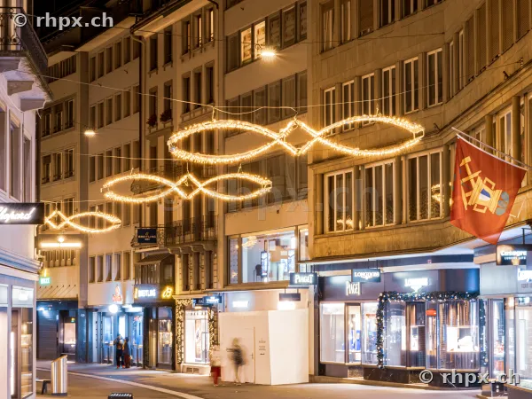 Weihnachtsbeleuchtung über einer menschenleeren Gasse in der Luzerner Altstadt bei Nacht
