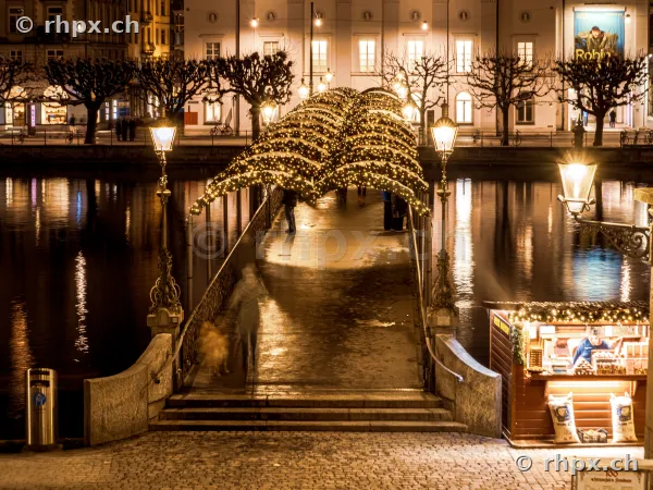 Die beleuchtete Reussbrücke in Luzern bei Nacht mit Weihnachtsbeleuchtung