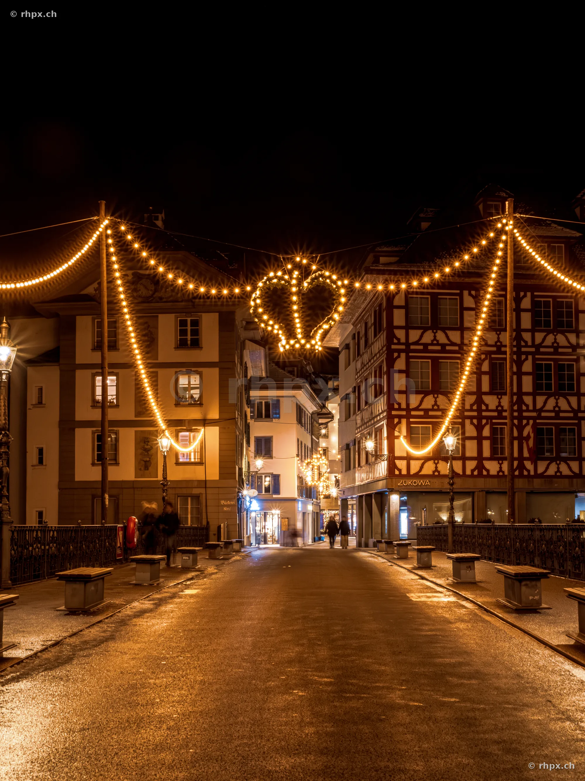 Weihnachtlich geschmückte Gasse in der Altstadt von Luzern bei Nacht