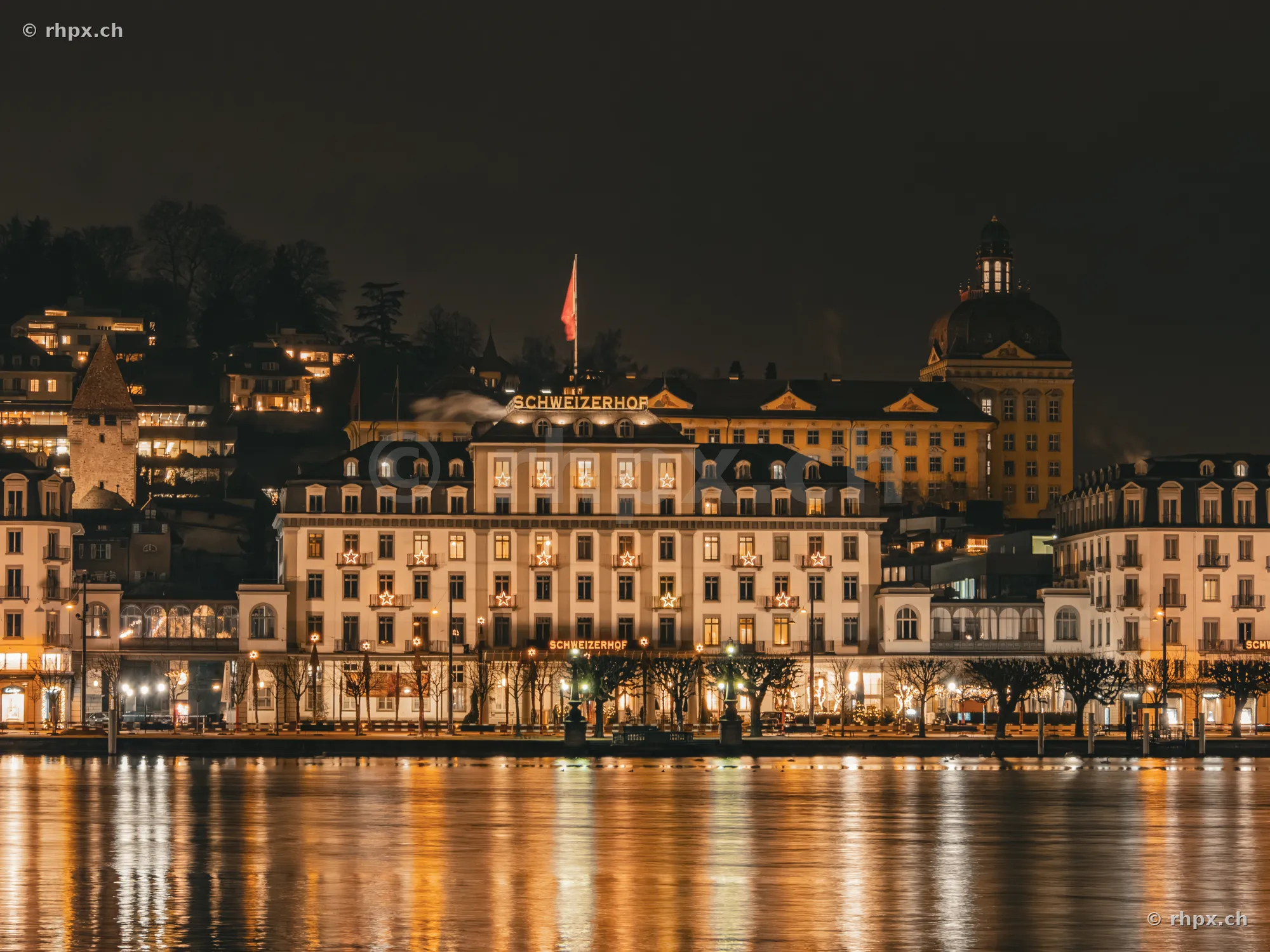 Hotel Schweizerhof am Luzerner Seebecken zur Weihnachtszeit bei Nacht
