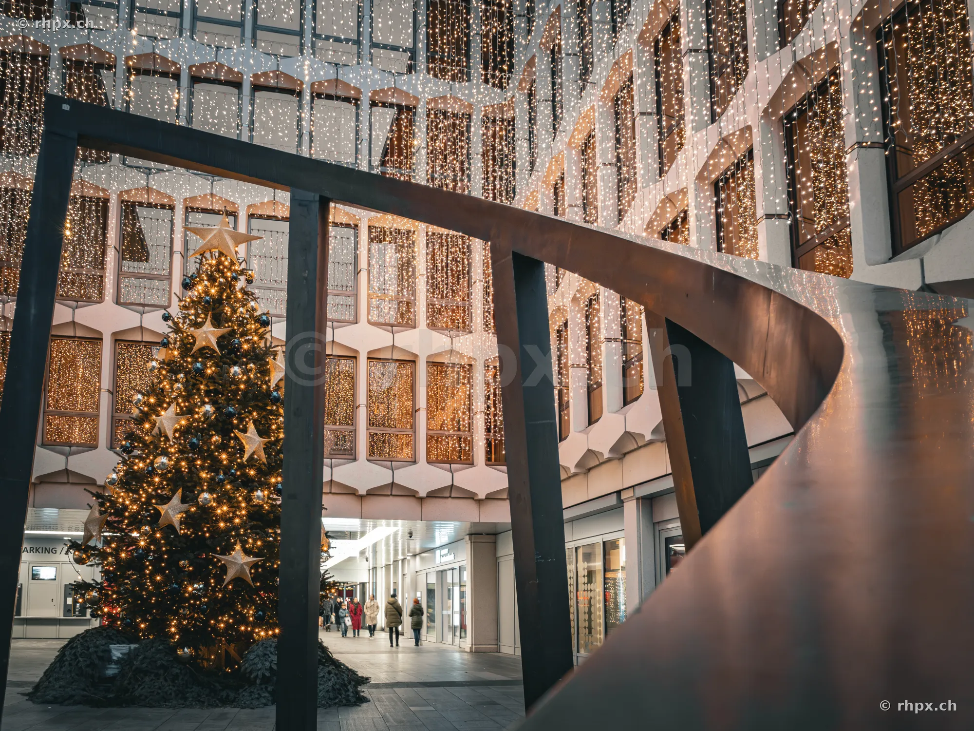 Weihnachtsbaum und Lichterketten in einem modernen Innenhof in Luzern