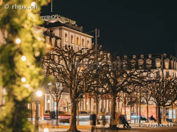 Ansicht des beleuchteten Hotel Schweizerhof am Schweizerhofquai in Luzern bei Nacht