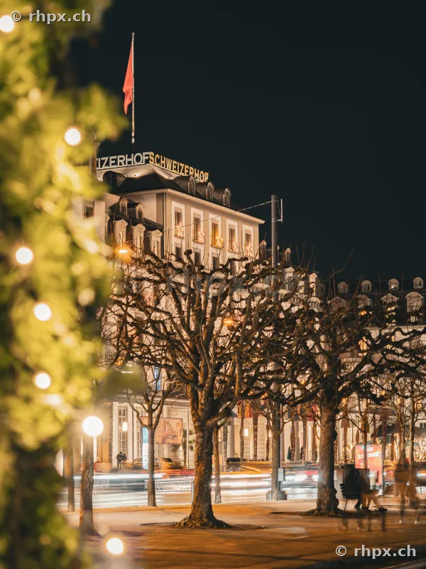 Hotel Schweizerhof in Luzern mit weihnachtlicher Beleuchtung bei Nacht