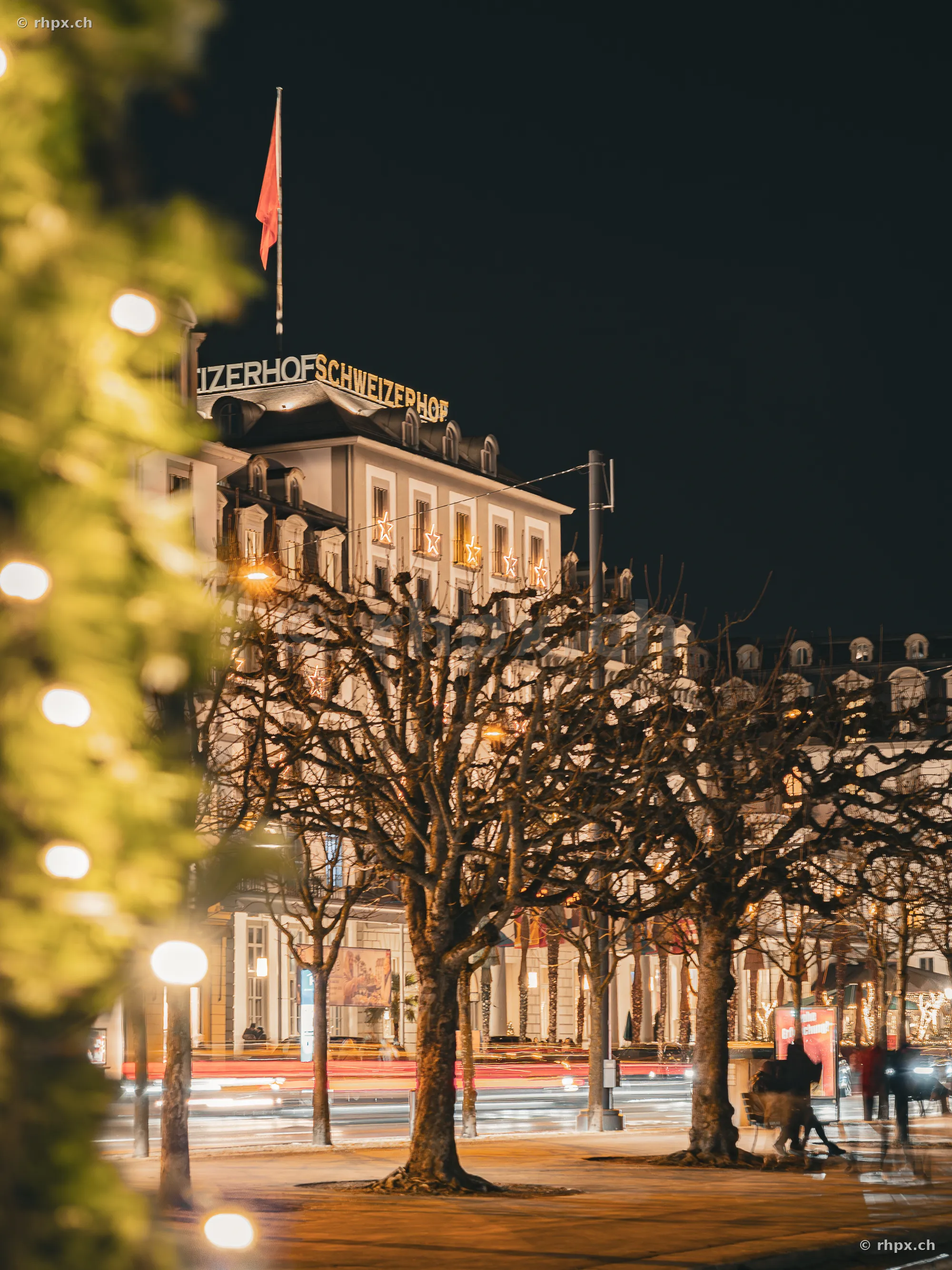 Das beleuchtete Hotel Schweizerhof in Luzern in der Nacht