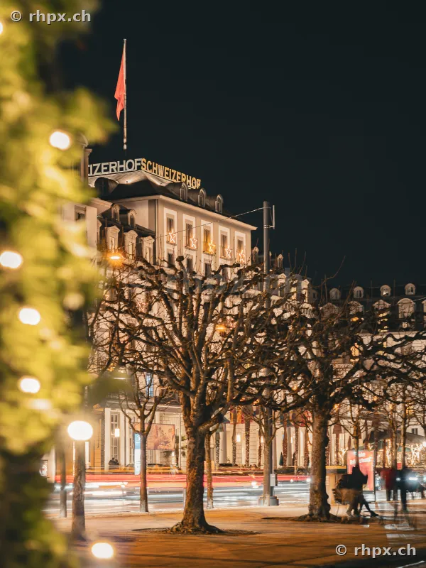 Das beleuchtete Hotel Schweizerhof in Luzern in der Nacht