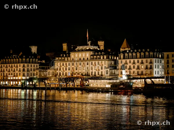 Beleuchtete Fassade des Hotels Schweizerhof in Luzern bei Nacht
