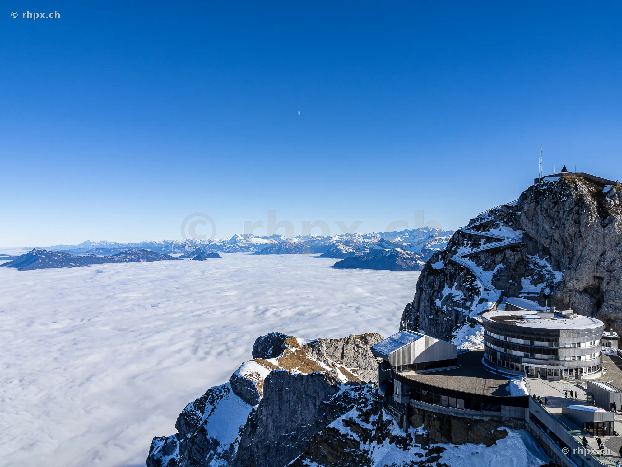 Blick von der Bergstation Pilatus Kulm über eine geschlossene Nebeldecke in den Alpen