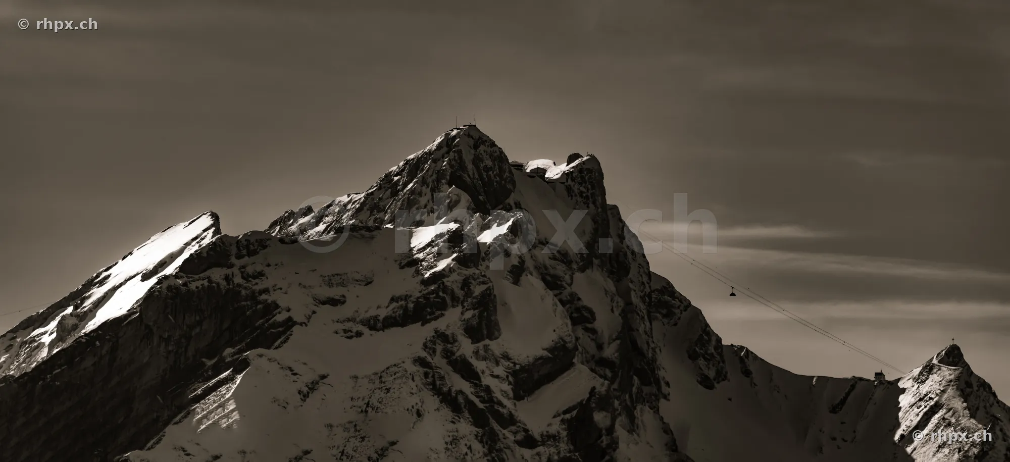 Das schneebedeckte Tomlishorn bei Luzern unter bewölktem Himmel