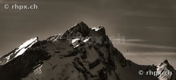 Das schneebedeckte Tomlishorn bei Luzern unter bewölktem Himmel