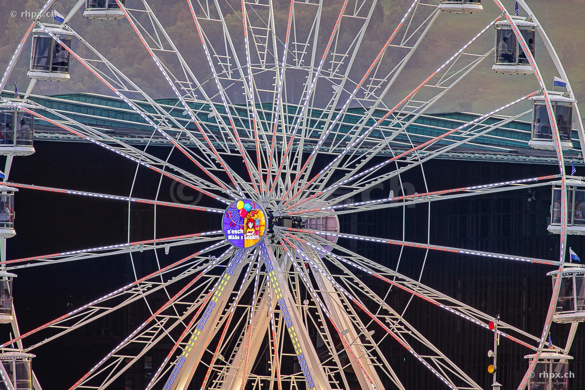 Riesenrad mit beleuchtetem Zentrum an der Lozärner Määs