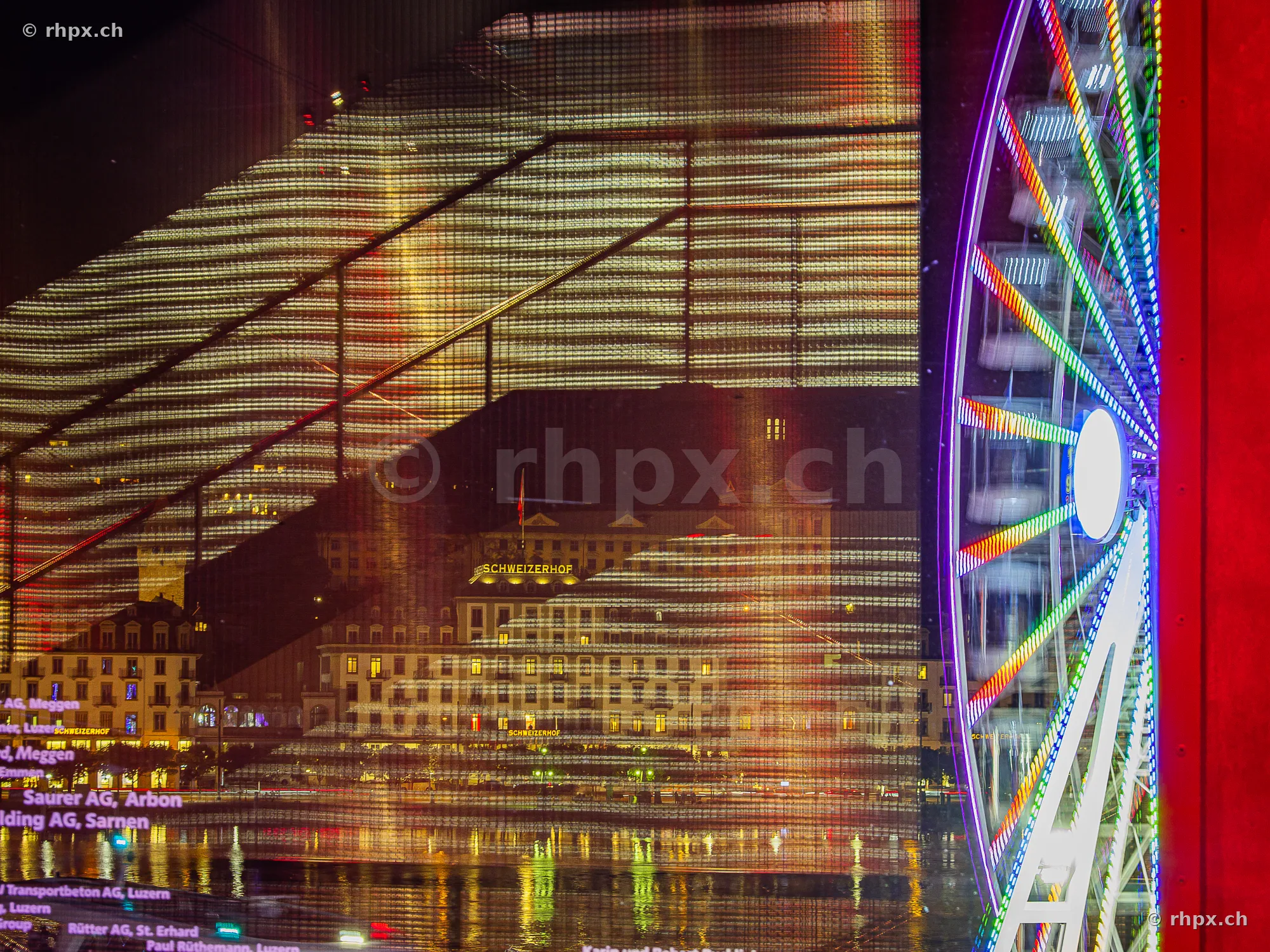 Riesenrad der Luzerner Herbstmesse vor der Fassade des KKL bei Nacht