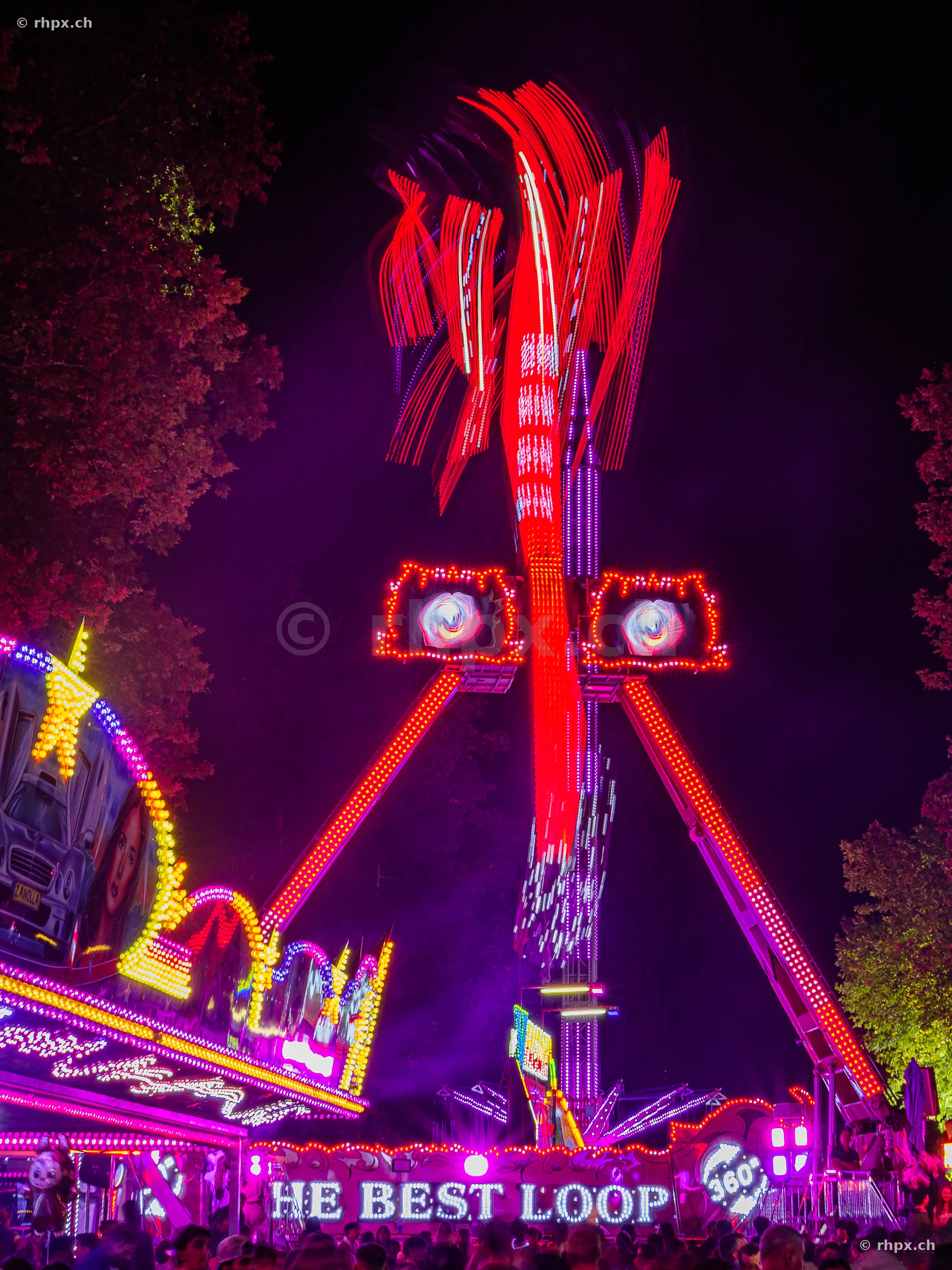 Fahrgeschäft The Best Loop bei Nacht an der Luzerner Määs