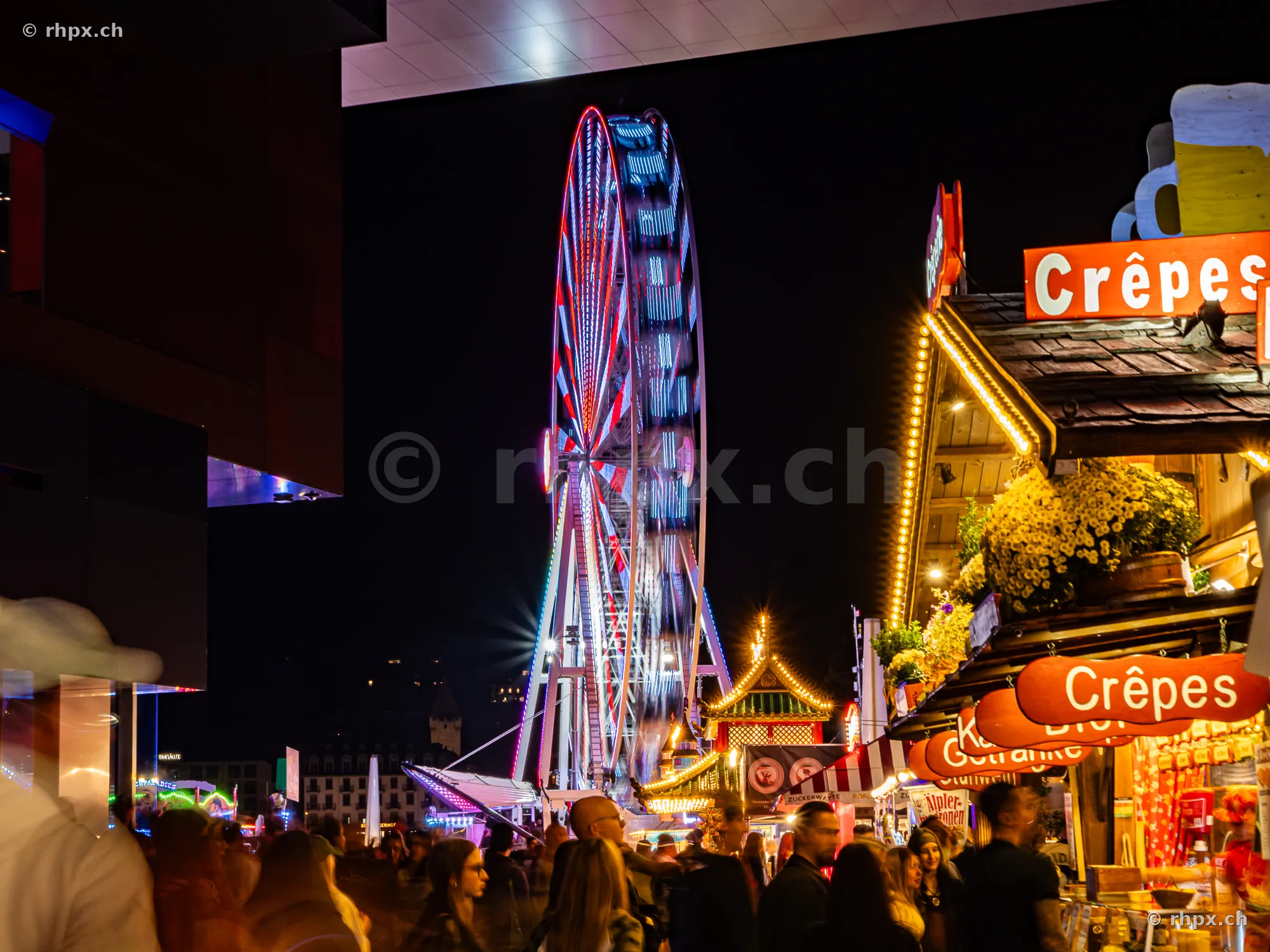 Riesenrad und beleuchtete Marktstände an der Luzerner Herbstmesse bei Dunkelheit