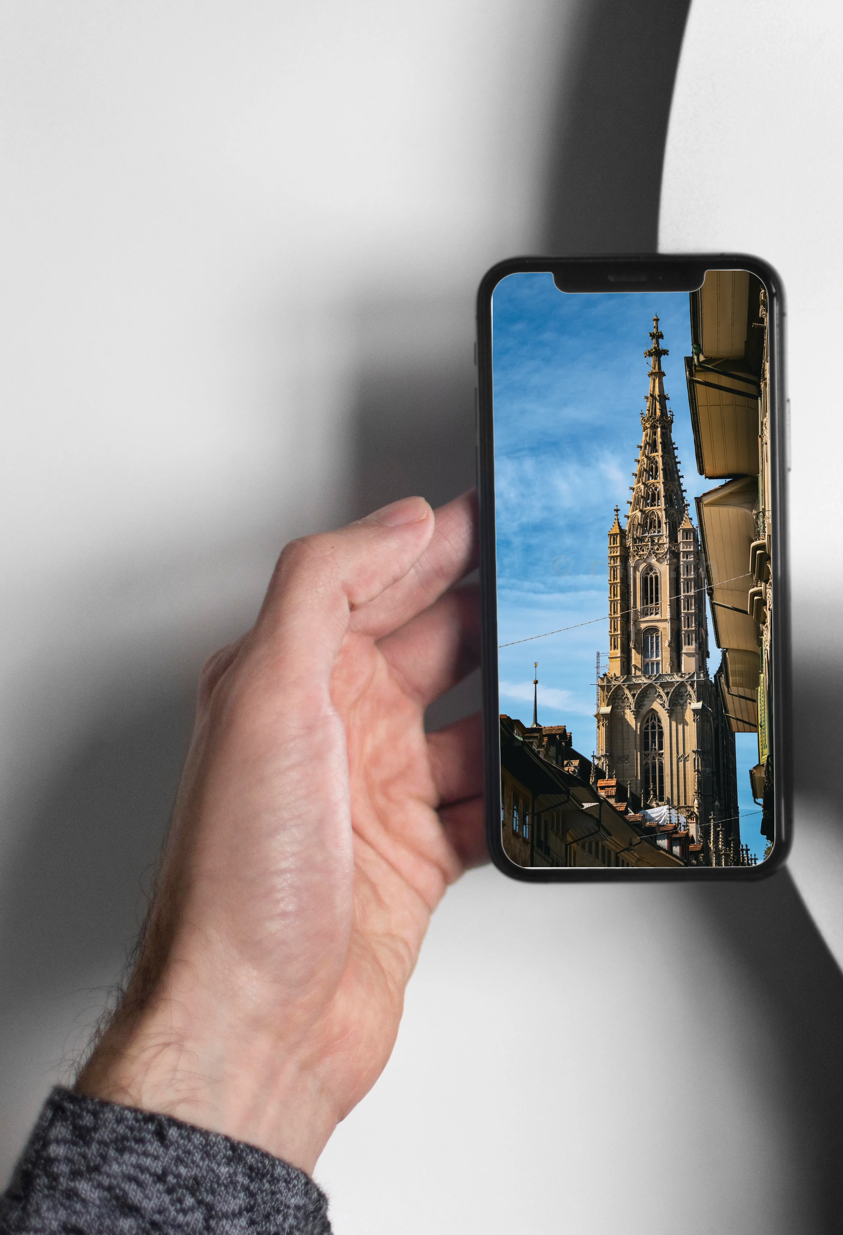 Der Berner Münster Turm zwischen Altstadthäusern