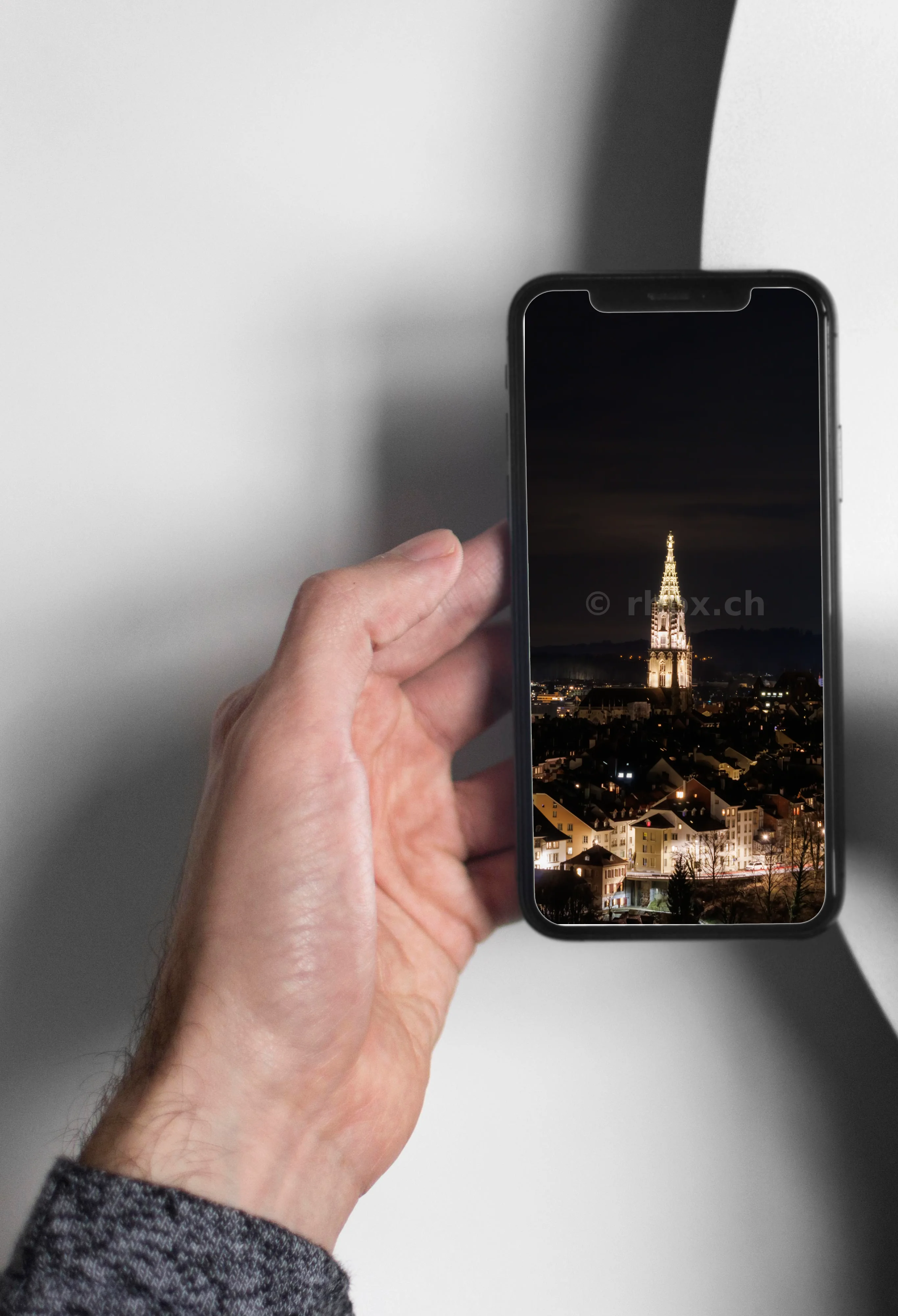 Berner Münster bei Nacht über der Altstadt
