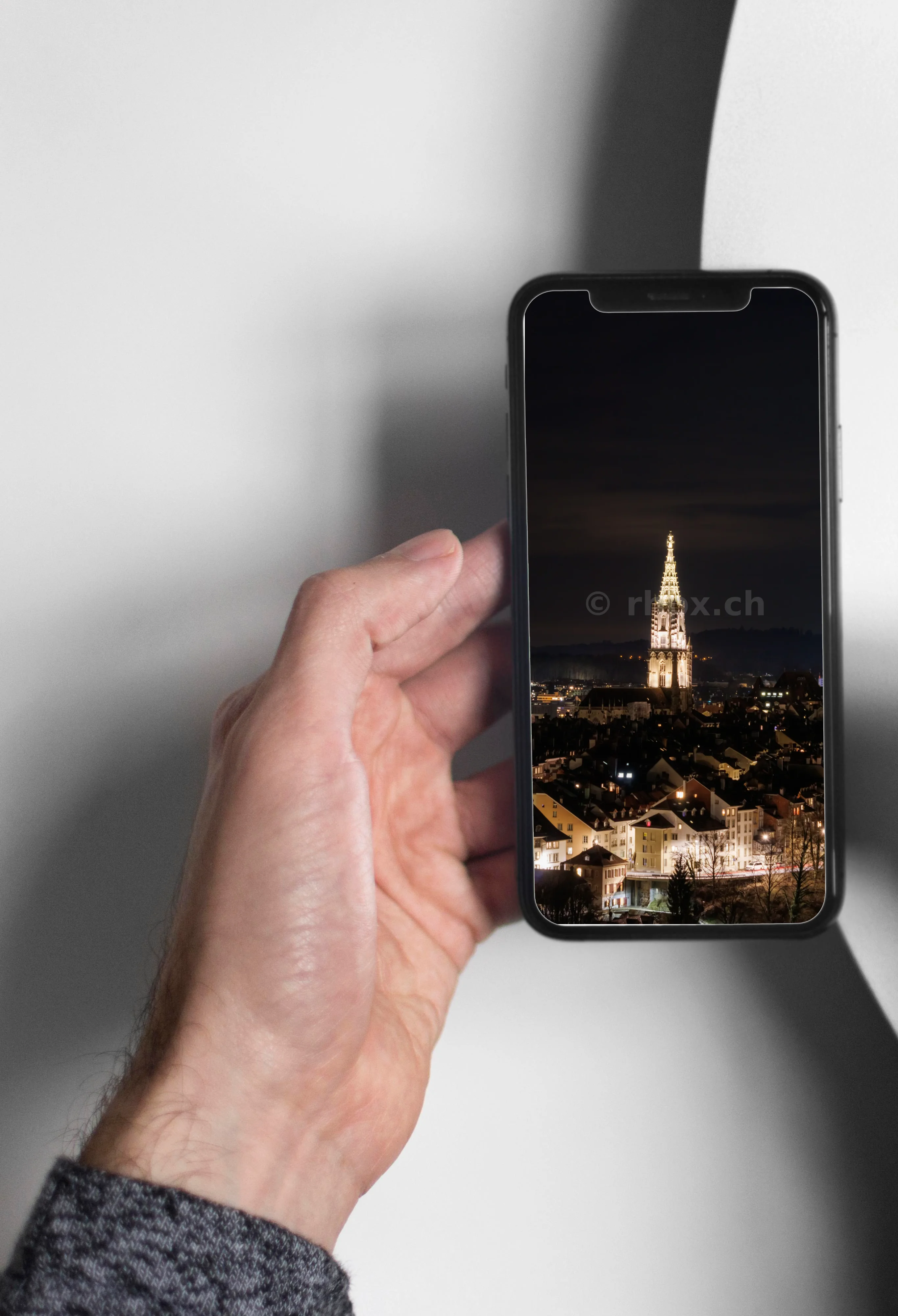 Berner Münster bei Nacht über der Altstadt