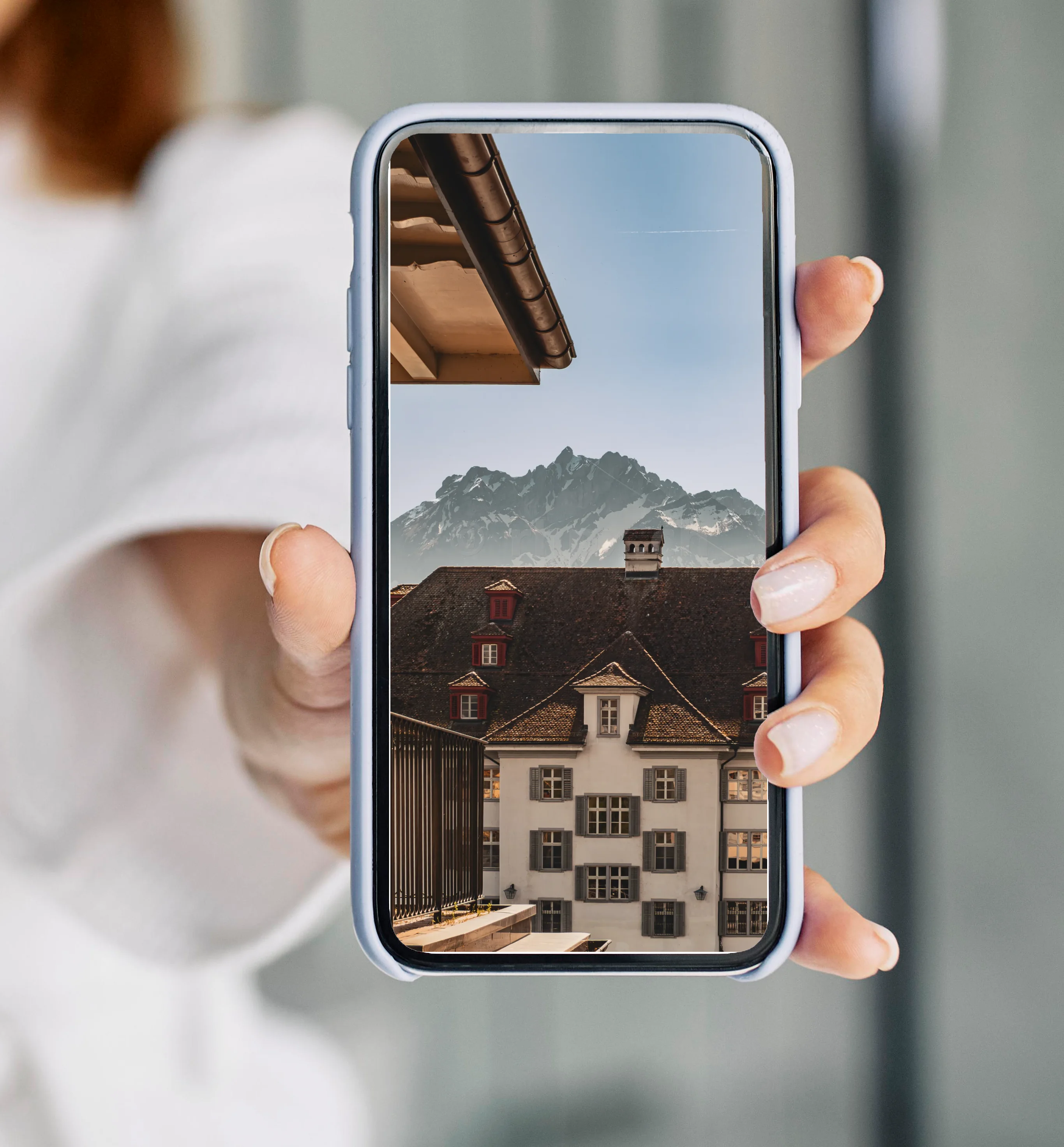 Blick auf den Pilatus durch eine Gasse