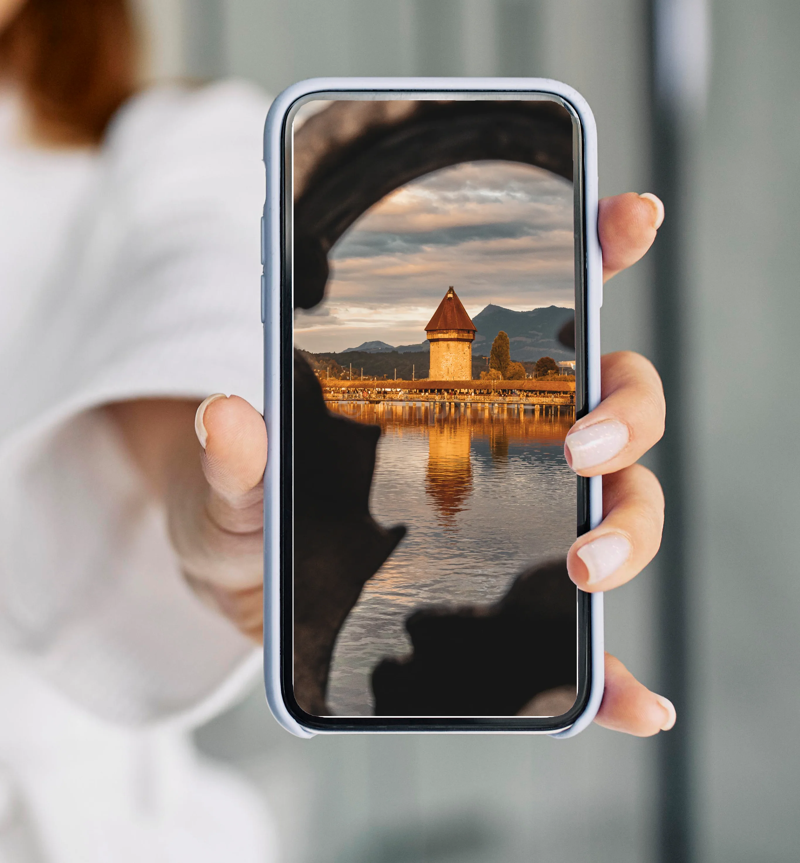 Kapellbrücke und Wasserturm durch Eisengeländer gerahmt
