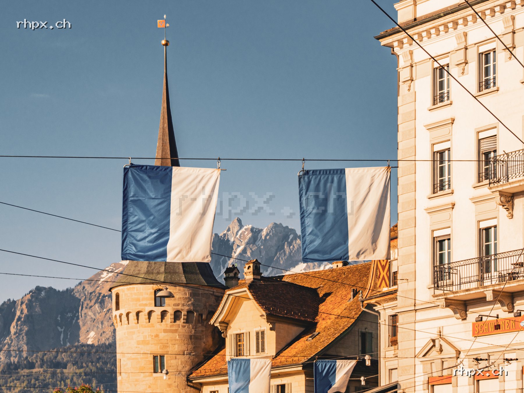 Current image of the month selection: Luzern mit Pilatus und Fahnen im Morgenlicht