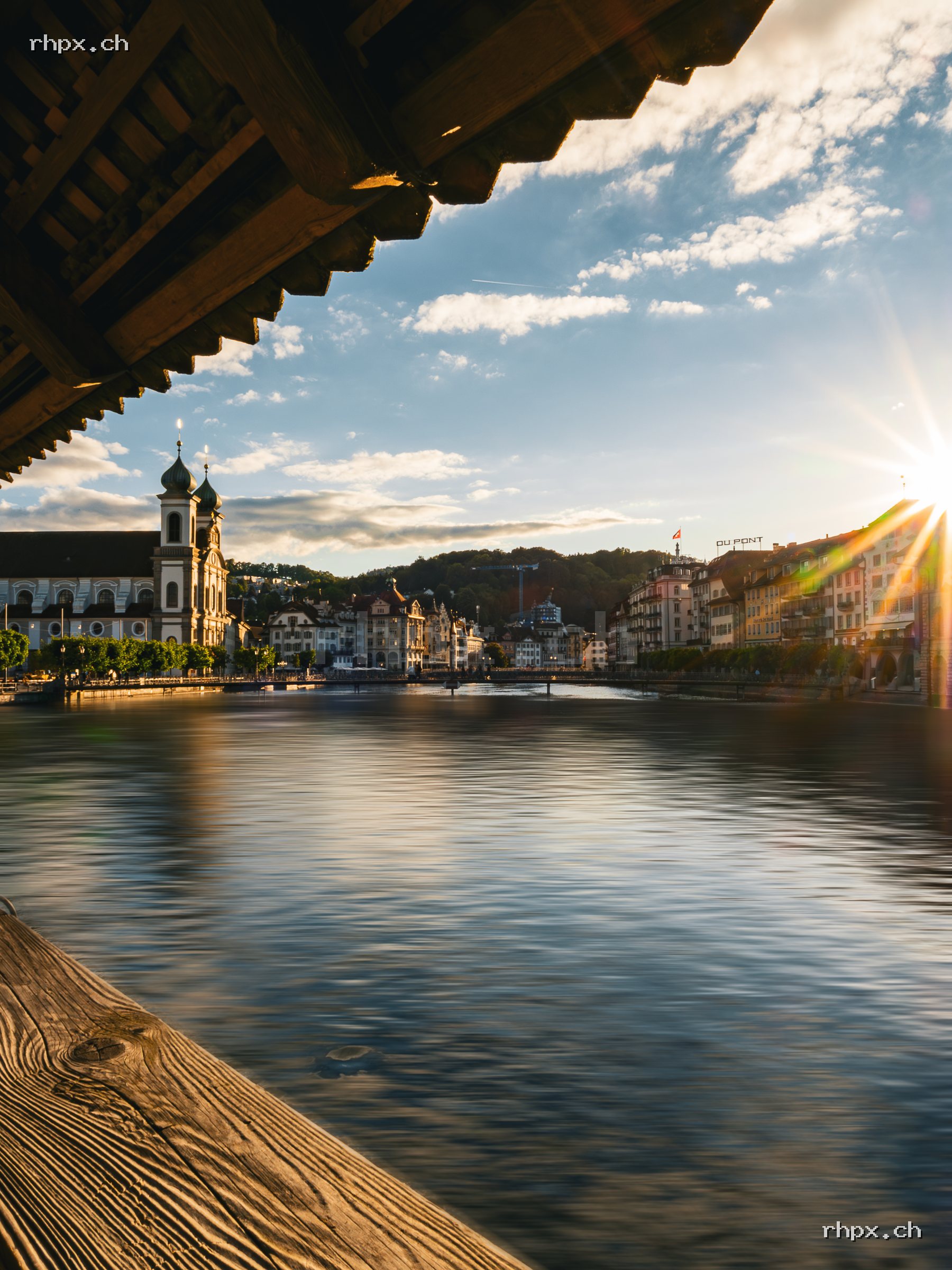 Aktuelle Auswahl Bild des Monats: Kapellbrücke und Wasserturm Luzern im goldenen Abendlicht