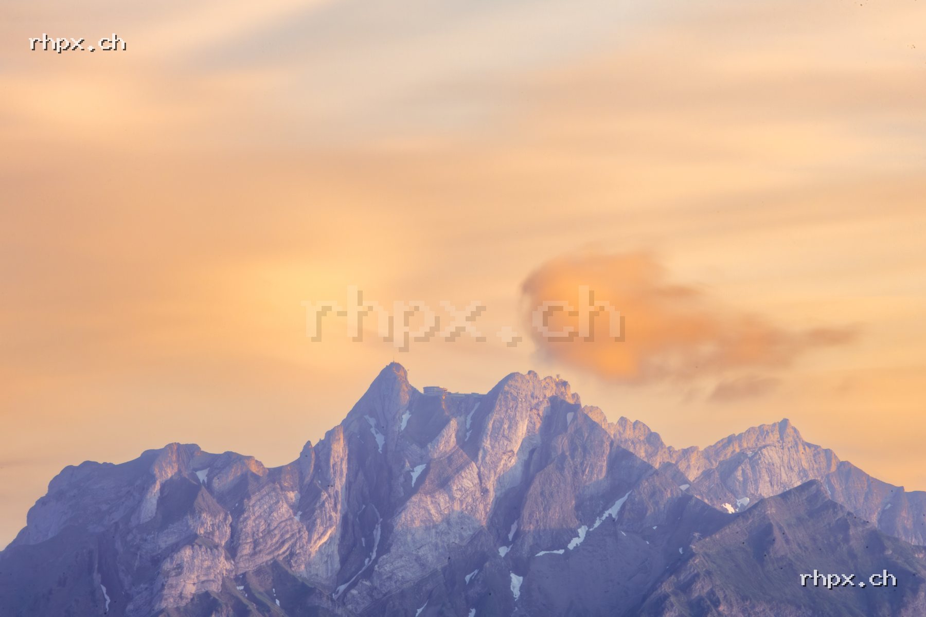 Aktuelle Auswahl Bild des Monats: Pilatus im warmen Abendlicht